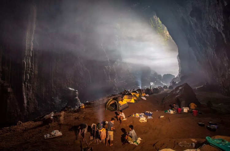 Hang Son Doong merupakan gua terbesar di dunia. Pemandangan di dalamnya sangat menakjubkan sampai bikin merinding melihatnya.