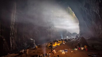 Perbedaan suhu di luar dan dalam gua sangat besar sehingga menciptakan pergerakan awan kabut. Foto: John Spies via Mirror