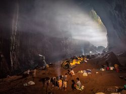 Melongok ke Dalam Gua Terbesar di Dunia Hang Son Doong, Merinding!