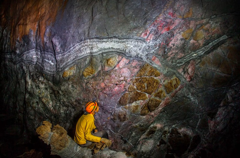 Hang Son Doong merupakan gua terbesar di dunia. Pemandangan di dalamnya sangat menakjubkan sampai bikin merinding melihatnya.