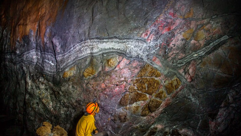Hang Son Doong merupakan gua terbesar di dunia. Pemandangan di dalamnya sangat menakjubkan sampai bikin merinding melihatnya.