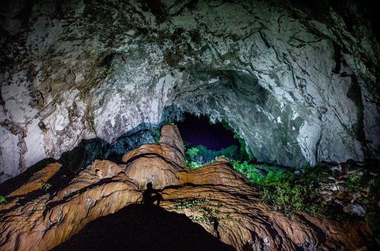 Hang Son Doong merupakan gua terbesar di dunia. Pemandangan di dalamnya sangat menakjubkan sampai bikin merinding melihatnya.