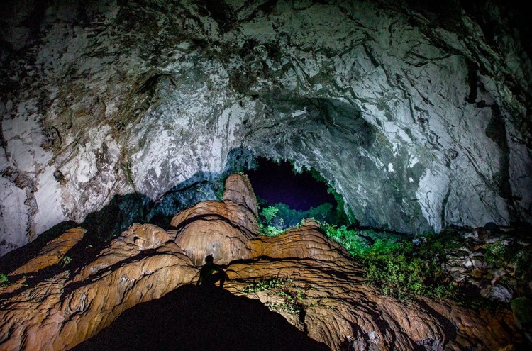 Hang Son Doong gua terbesar di dunia Hang Son Doong merupakan gua terbesar di dunia. Pemandangan di dalamnya sangat menakjubkan sampai bikin merinding melihatnya.
