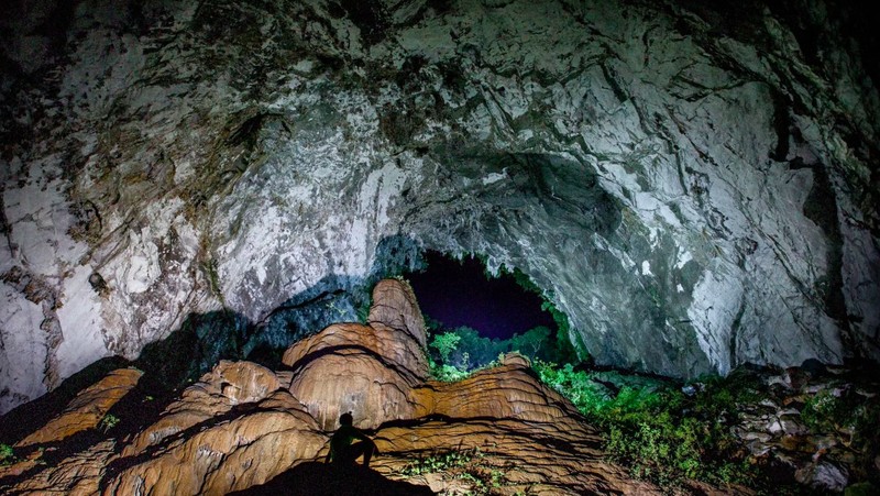 Hang Son Doong merupakan gua terbesar di dunia. Pemandangan di dalamnya sangat menakjubkan sampai bikin merinding melihatnya.