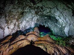 Melongok ke Dalam Gua Terbesar di Dunia Hang Son Doong, Merinding!