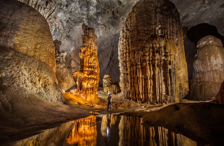 Hang Son Doong gua terbesar di dunia Hang Son Doong merupakan gua terbesar di dunia. Pemandangan di dalamnya sangat menakjubkan sampai bikin merinding melihatnya.