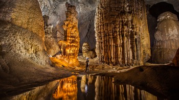 Fotografer Australia John Spies mengabadikan pemandangan Hang Son Doong dalam sebuah ekspedisi menjelajahi gua tersebut di 2014. Foto ini memperlihatkan seorang pria dengan topi yang dilengkapi senter membuat bayangan kecil saat dia berdiri di tengah luasnya gua tersebut. Foto: John Spies via Mirror
