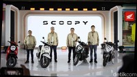 Presiden Direktur PT AHM Susumu Mitsuishi mengatakan Honda Scoopy baru merupakan model generasi keenam. Kendaraan tersebut terakhir kali mendapat pembaruan total pada empat tahun silam.