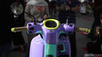 Hanya saja, pabrikan memberikan banyak sentuhan baru di sejumlah bagian. Misalnya seperti headlamp atau lampu depan, sepasang sein, lampu belakang, lubang udara di bagian depan dan sejumlah detail lain yang membuatnya terlihat lebih memikat mata.