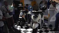 Fiturnya juga lebih canggih dan kekinian. Tunggangan tersebut menggunakan pencahayaan full LED, soket pengisian daya ponsel, panel instumen digital yang benar-benar berubah, smart key dengan teknologi antimaling dan masih banyak lagi.