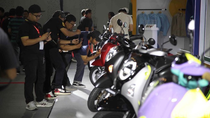 Honda Scoopy Baru Meluncur, Ini Tampangnya PT Astra Honda Motor (AHM) resmi meluncurkan Honda Scoopy baru di Indonesia, Selasa (5/11). Skuter matik (skutik) retro tersebut mengalami sejumlah ubahan.
