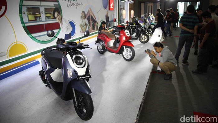 Honda Scoopy Baru Meluncur, Ini Tampangnya PT Astra Honda Motor (AHM) resmi meluncurkan Honda Scoopy baru di Indonesia, Selasa (5/11). Skuter matik (skutik) retro tersebut mengalami sejumlah ubahan.
