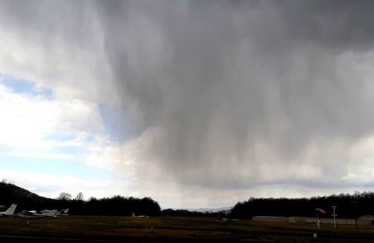 Pernahkah kalian melihat awan yang menuangkan hujan, tetapi hujan tersebut tidak pernah sampai ke tanah? Ahli meteorologi menyebut hujan ini dengan nama virga.