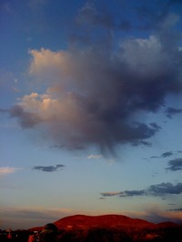 Pernahkah kalian melihat awan yang menuangkan hujan, tetapi hujan tersebut tidak pernah sampai ke tanah? Ahli meteorologi menyebut hujan ini dengan nama virga.