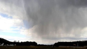 Sandi Hryhor di Blairstown, New Jersey, mengambil foto virga ini pada 26 Maret 2022. Diambil di Bandara Blairstown. Saat kami meninggalkan rumah, langit benar-benar mendung, lalu ada sedikit sinar Matahari, lalu turun hujan ini, tulisnya. Foto: Sandi Hryhor via Earth Sky