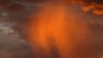 Peter Lowenstein mengabadikan pemandangan ini dari Mutare, Zimbabwe, pada 5 Maret 2019. Beberapa awan yang tersisa dan tirai virga yang tersisa setelah hujan sore menghasilkan pemandangan spektakuler tepat setelah Matahari terbenam di bawah cakrawala, tulisnya. Foto: Peter Lowenstein via Earth Sky