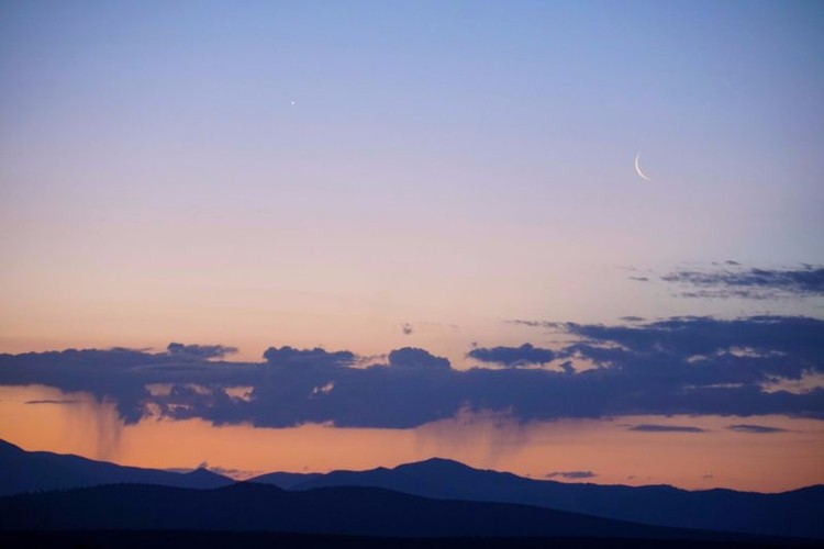 Pernahkah kalian melihat awan yang menuangkan hujan, tetapi hujan tersebut tidak pernah sampai ke tanah? Ahli meteorologi menyebut hujan ini dengan nama virga.