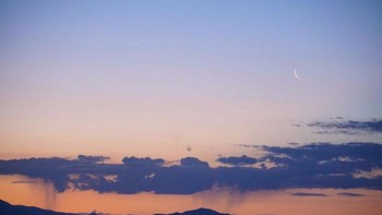 Mike Lewinski mengabadikan pemandangan ini di dekat Tres Piedras, New Mexico. Venus dan Bulan sabit yang memudar saat fajar pada 1 Juni 2019, di atas pegunungan Sangre de Cristo dekat Taos. Ada virga di dekat cakrawala, memanjang ke bawah dari awan, tulisnya. Foto: Mike Lewinski via Earth Sky