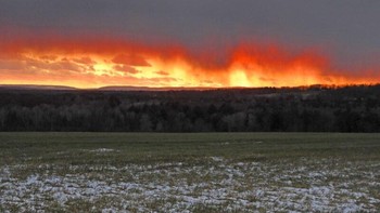 Foto ini diambil pada 13 Desember 2023 oleh Nanci McCraine saat menghadap wilayah Danau Ithaca dan Cayuga di negara bagian New York, AS. Nanci menulis: Langit malam diterangi Matahari terbenam berwarna jingga dan tampak awan yang tampak aneh. Ternyata virga! Foto: Nanci McCraine via Earth Sky
