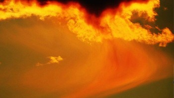 Virga terjadi karena awan hujan yang lebih tinggi di atmosfer menjatuhkan hujan, tetapi saat uap air tersebut mengenai udara yang lebih kering di bawah, uap air tersebut menguap sebelum jatuh ke tanah. Foto berikut adalah virga di Saquarema, Rio de Janeiro, Brasil pada 17 Desember 2023. Foto: Helio C. Vital via Earth Sky