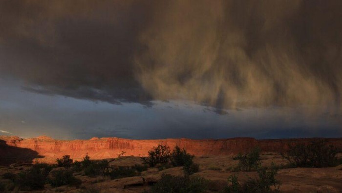 Pernahkah kalian melihat awan yang menuangkan hujan, tetapi hujan tersebut tidak pernah sampai ke tanah? Ahli meteorologi menyebut hujan ini dengan nama virga.