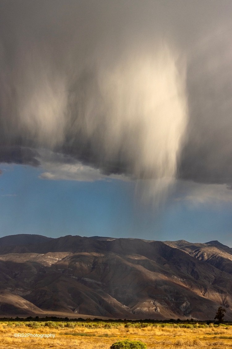 Pernahkah kalian melihat awan yang menuangkan hujan, tetapi hujan tersebut tidak pernah sampai ke tanah? Ahli meteorologi menyebut hujan ini dengan nama virga.