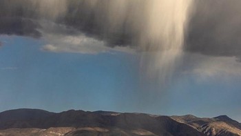 Virga biasanya terjadi di tempat-tempat yang udaranya kering, dan sering kali hangat seperti di gurun atau di dataran tinggi. Ini adalah penampakan virga di Big Pine, California, pada 21 September 2024. Foto: Ross Stone via Earth Sky