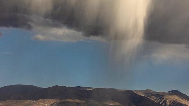 Pernahkah kalian melihat awan yang menuangkan hujan, tetapi hujan tersebut tidak pernah sampai ke tanah? Ahli meteorologi menyebut hujan ini dengan nama virga.