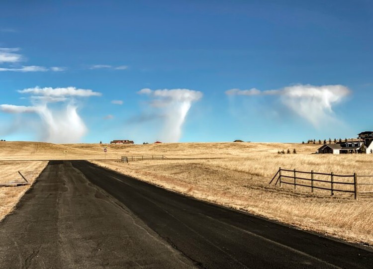 Pernahkah kalian melihat awan yang menuangkan hujan, tetapi hujan tersebut tidak pernah sampai ke tanah? Ahli meteorologi menyebut hujan ini dengan nama virga.