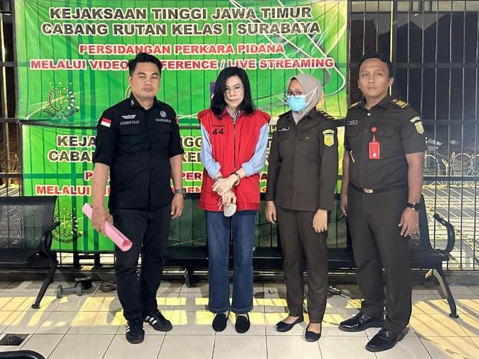 Meirizka Widjaja, ibunda Gregorius Ronald Tannur ditahan di Kejajti Jatim setelah ditetapkan jadi tersangka suap trio hakim PN Surabaya
