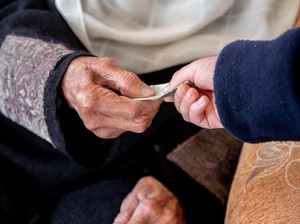 4 Macam Sedekah yang Paling Bermanfaat bagi Orang yang Meninggal Dunia