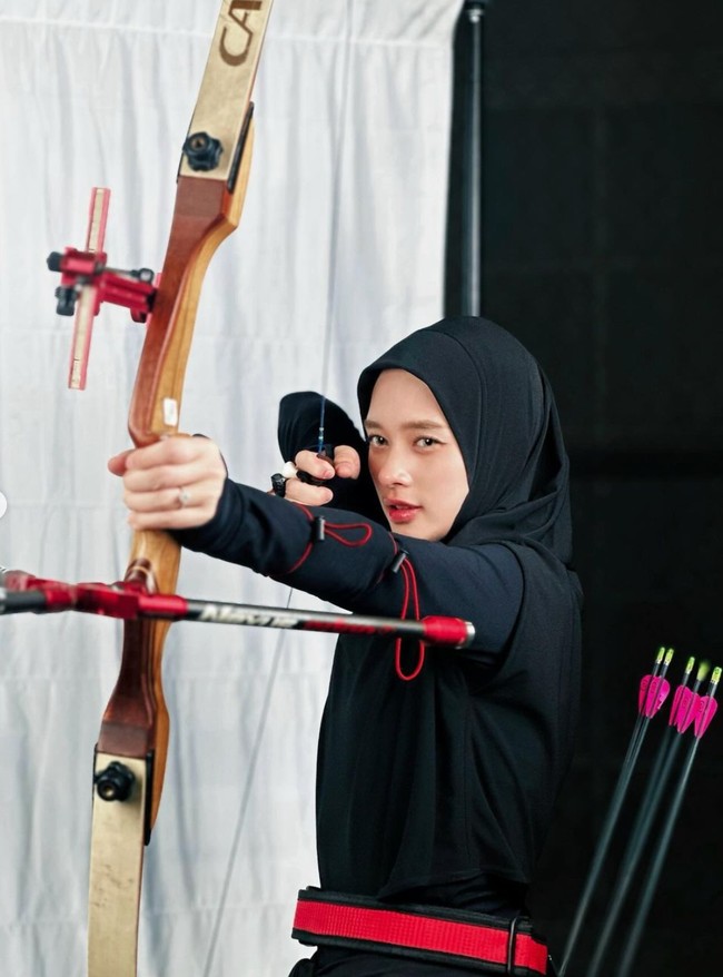 Pasangan baru Inara itu disebut juga berasal dari dunia entertainment. Pertemuan keduanya bermula dari lokasi syuting.  Foto: Instagram/@mommy_starla