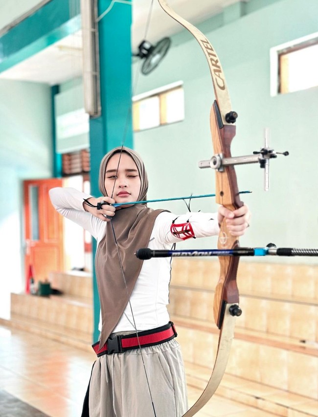 Tak hanya memiliki paras cantik, Inara juga rupanya cukup jago memanah. Melalui akun Instagramnya wanita 31 tahun itu kerap membagikan foto-fotonya saat berlatih memanah. Foto: Instagram/@mommy_starla