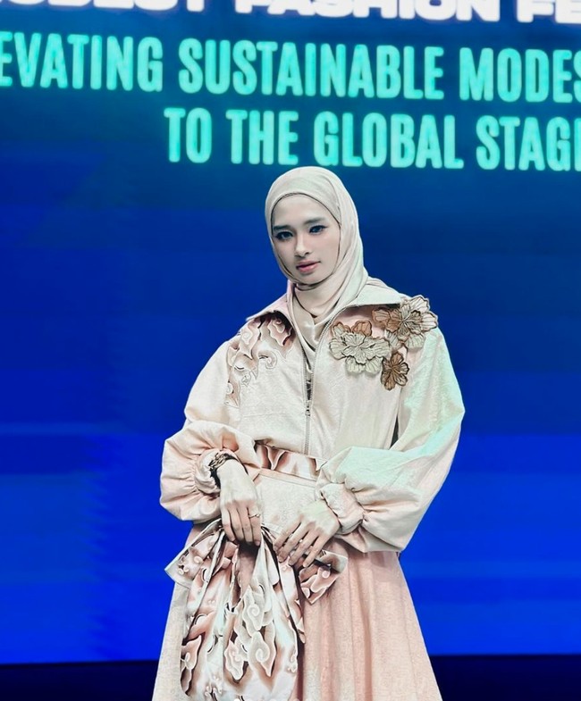 Inara juga selalu berhasil tampil cantik menawan dengan gayanya yang stylish. Tak heran jika pesonanya banyak membuat netizen, terutama kaum pria klepek-klepek. Foto: Instagram/@mommy_starla