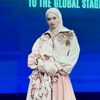 Inara juga selalu berhasil tampil cantik menawan dengan gayanya yang stylish. Tak heran jika pesonanya banyak membuat netizen, terutama kaum pria klepek-klepek. Foto: Instagram/@mommy_starla