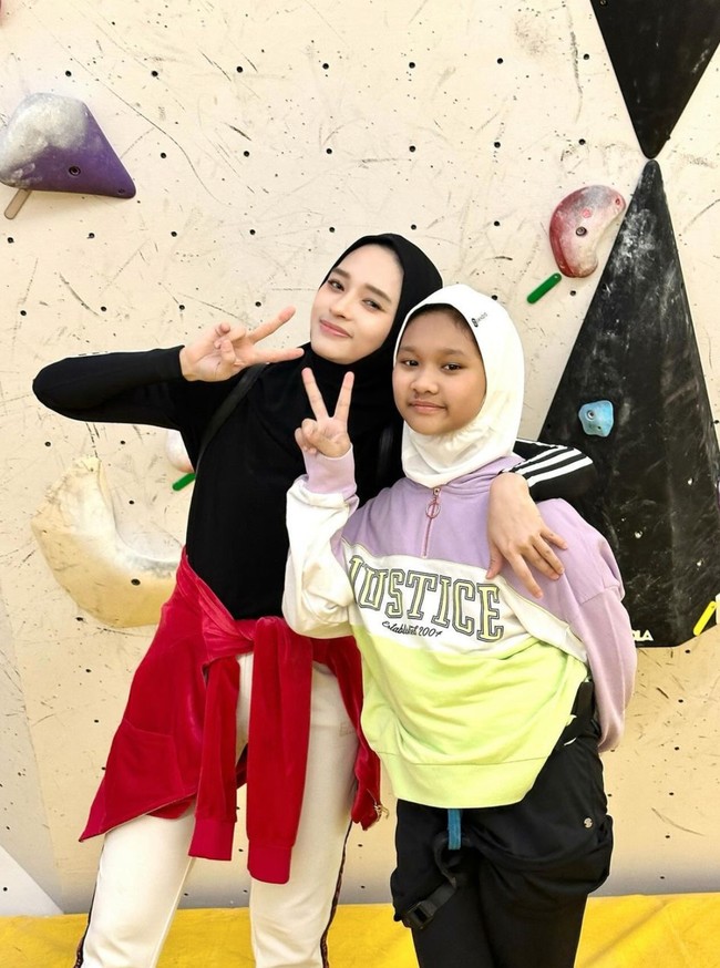 Berpose bersama sang anak, Inara dan putrinya terlihat bak kakak-adik alih-alih ibu dan anak. Meski sudah memiliki 3 orang anak namun Inara masih terlihat langsing dan awet muda. Foto: Instagram/@mommy_starla