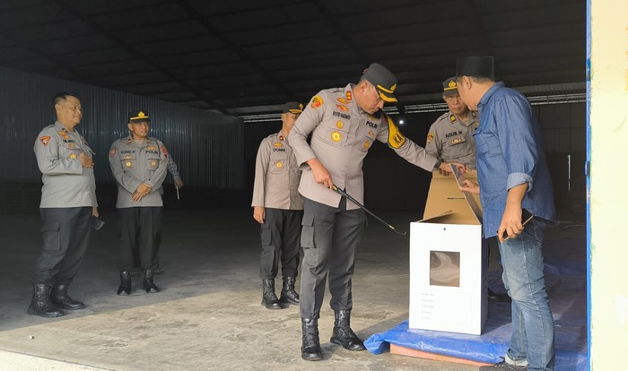 Jajaran kepolisian Polda Jateng melakukan pengamanan proses pelipatan surat suara Pilkada 2024 di kabupaten dan kota se-Jateng.
