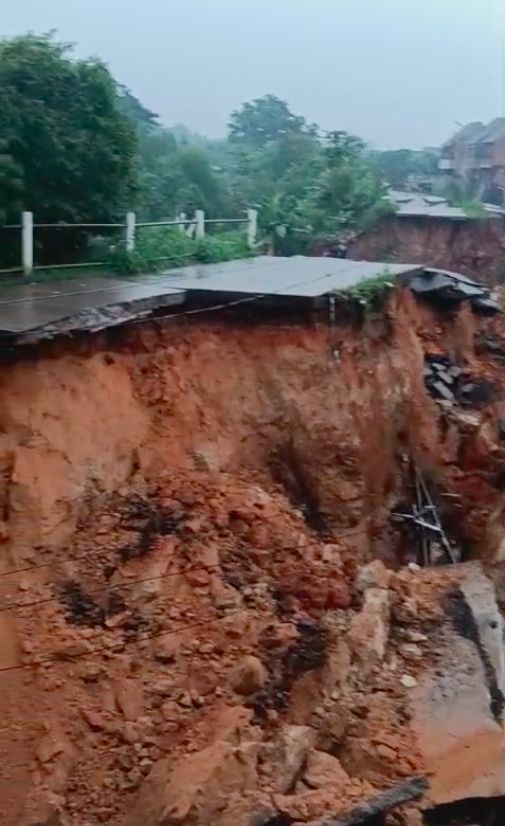 Jalan Rancahaur, Desa Karang Tengah, Kecamatan Pagedangan, Kabupaten Tangerang, terkena longsor karena tingginya intensitas hujan. (dok BPBD Kabupaten Tangerang)