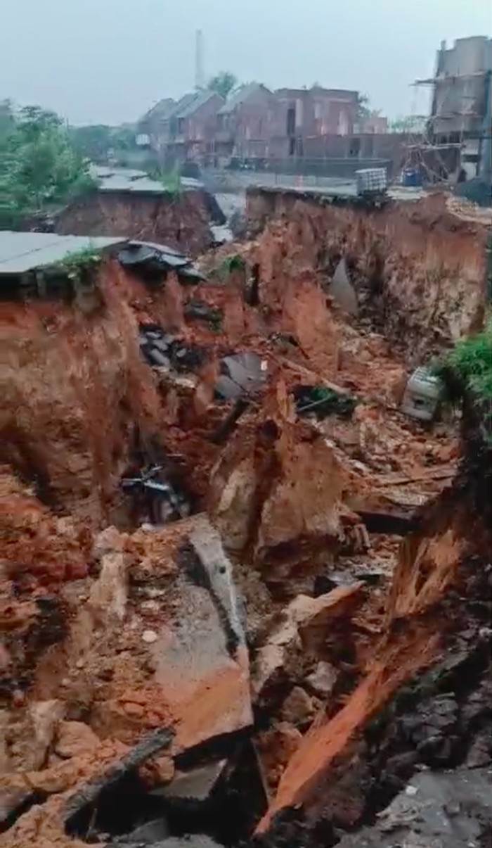 Jalan Rancahaur, Desa Karang Tengah, Kecamatan Pagedangan, Kabupaten Tangerang, terkena longsor karena tingginya intensitas hujan. (dok BPBD Kabupaten Tangerang)