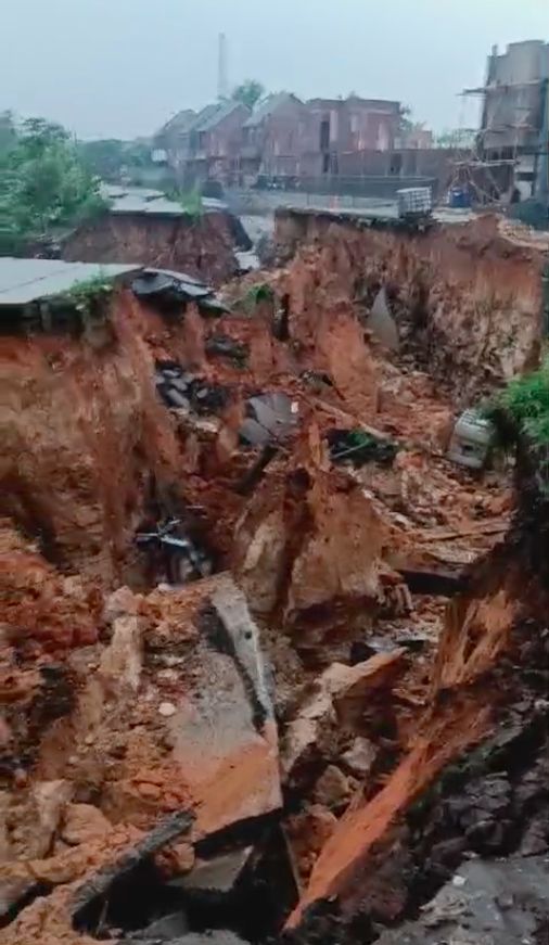 Jalan Rancahaur, Desa Karang Tengah, Kecamatan Pagedangan, Kabupaten Tangerang, terkena longsor karena tingginya intensitas hujan. (dok BPBD Kabupaten Tangerang)