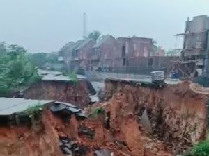 Video: Penampakan Jalan Rancahaur Tangerang Terbelah gegara Longsor