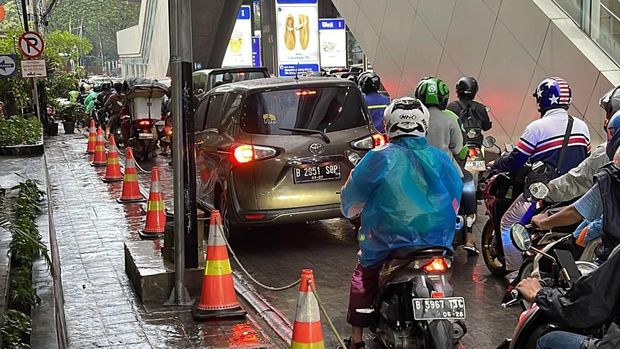 Jalan RS Fatmawati Raya di Jakarta Selatan (Jaksel juga sempat tergenang banjir. Saat genangan sudah surut, lalu lintas masih macet. (dok Pribadi/Sonny Sakata)