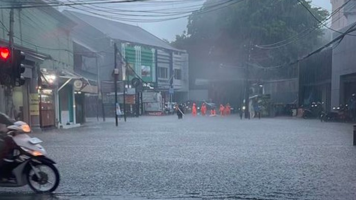 Jalan RS Fatmawati Raya di Jakarta Selatan (Jaksel juga sempat tergenang banjir. Saat genangan sudah surut, lalu lintas masih macet. (dok Pribadi/Sonny Sakata)