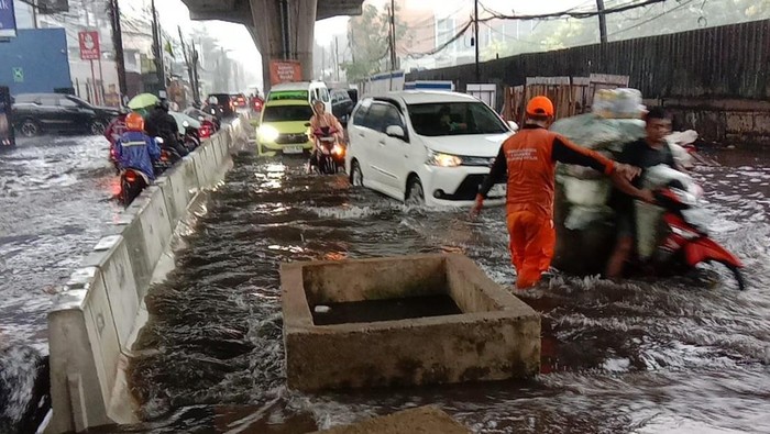 Jalan Seskoal di Kebayoran Lama Jaksel tergenang sore ini (dok.TMC Polda Metro Jaya)