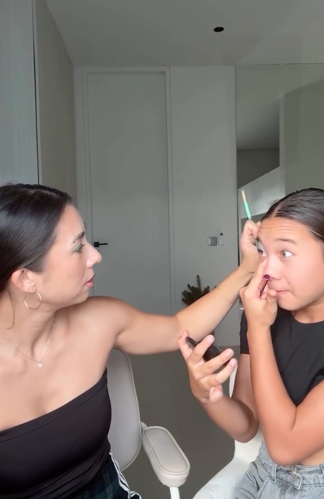 Seperti layaknya sahabat seumuran, Kiyomi dan Jennifer juga suka melakukan hal-hal bersama dan saling membantu. Seperti dalam foto, terlihat Jennifer yang sedang membantu putrinya untuk berdandan Halloween. Foto: Instagram/@kiyomisuebachdim