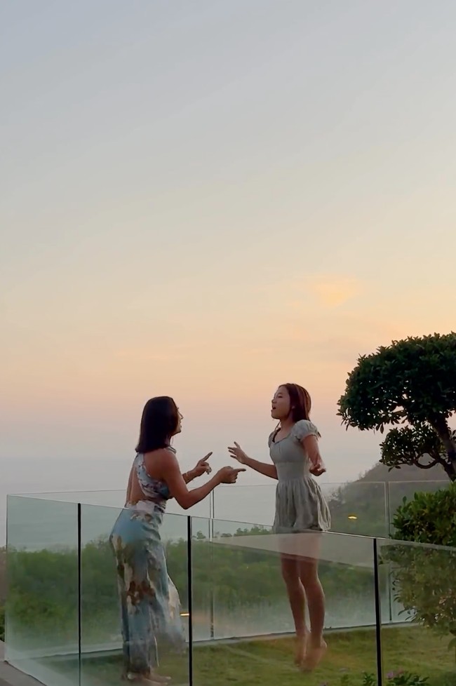 Melalui akun Instagramnya, Kiyomi dan Jennifer juga kerap membagikan momen kebersamaan keduanya. Terlihat pasangan ibu dan anak itu sering membuat konten bersama. Foto: Instagram/@kiyomisuebachdim