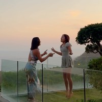 Melalui akun Instagramnya, Kiyomi dan Jennifer juga kerap membagikan momen kebersamaan keduanya. Terlihat pasangan ibu dan anak itu sering membuat konten bersama. Foto: Instagram/@kiyomisuebachdim