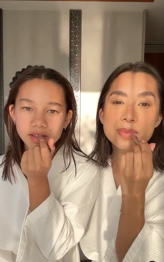 Lahir pada 5 Februari 2012, saat ini Kiyomi berusia 12 tahun. Meski keduanya memiliki jarak usia 25 tahun, namun Kiyomi dan Jennifer terlihat kompak layaknya bestie seumuran. Foto: Instagram/@kiyomisuebachdim