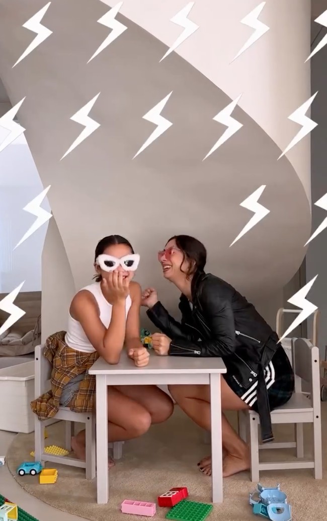 Jennifer dan Kiyomi juga sempat membagikan video keduanya saat cover lagu Bruno Mars dan Rose yang viral, berjudul APT. Keduanya tampil kompak dan tetap stylish meski hanya di rumah. Foto: Instagram/@kiyomisuebachdim