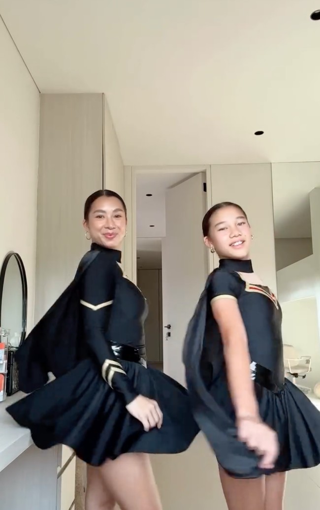 Cosplay mengenakan kostum yang sama saat Halloween, Jennifer dan Kiyomi disebut bak kembar. Tak sedikit yang juga mengaku iri melihat kedekatan Jennifer dan Kiyomi yang terlihat begitu mengasyikkan. Foto: Instagram/@kiyomisuebachdim